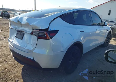 2024 Tesla Model Y Long Range Dual Motor All-Wheel Drive z USA, uszkodzony, nr VIN 7SAYGDEE2RA323152